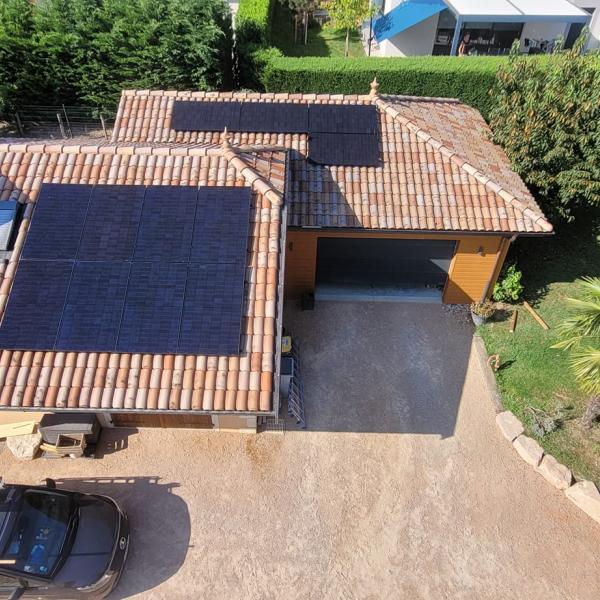 photo d'un toit avec des panneaux